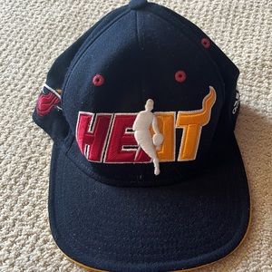 LIKE NEW MIAMI HEAT FLAT BRIM NBA HAT